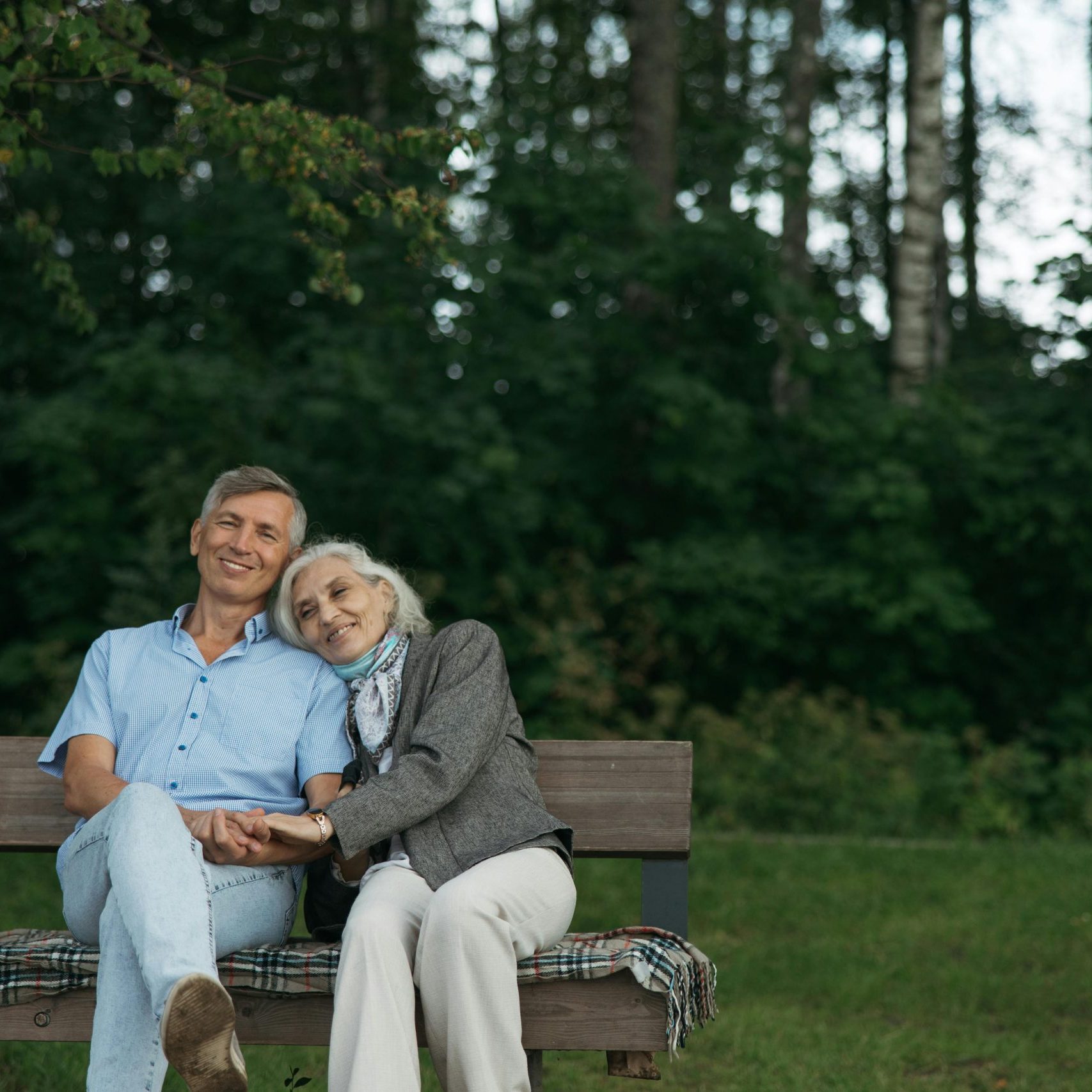 Älteres Paar auf einer Parkbank – © Anastasia Shuraeva/Pexels
